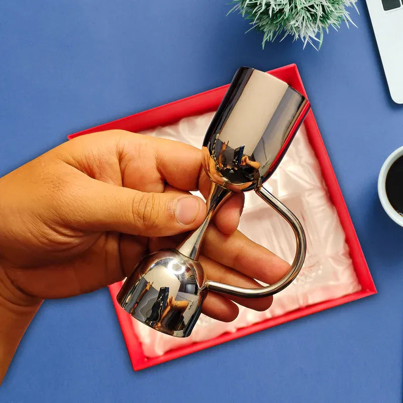 Elegant whiskey gift set with peg measurer