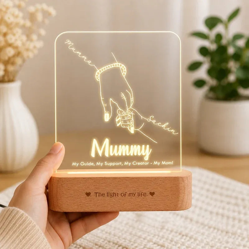Personalized LED lamp for mom with Mummy engraving and holding hands design – custom acrylic night lamp with wooden base, heartfelt Mother's Day gift.
