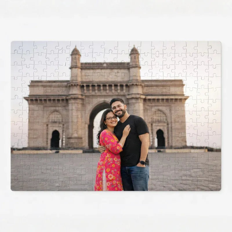 Jigsaw puzzle with a couple in front of the Gateway of India.